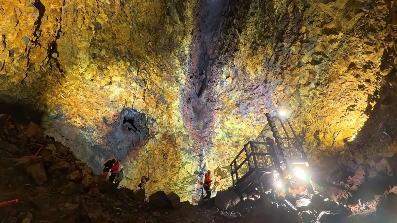 Angekommen, wo es einst kochte: in der Magmakammer des erloschenen Vulkans. (Foto: Manuel Meyer/dpa-tmn)