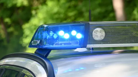 Die Polizei hat in einem Wald bei Adelshofen eine Gruppe Männer aus dem Raum Rothenburg angetroffen, die mit Softair-Waffen hantierten. (Symbolbild: Manfred Blendinger)