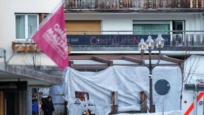 Am Tag danach ist der Unglücksort abgesperrt und abgeschirmt. (Foto: Antonio Calanni/AP/dpa)