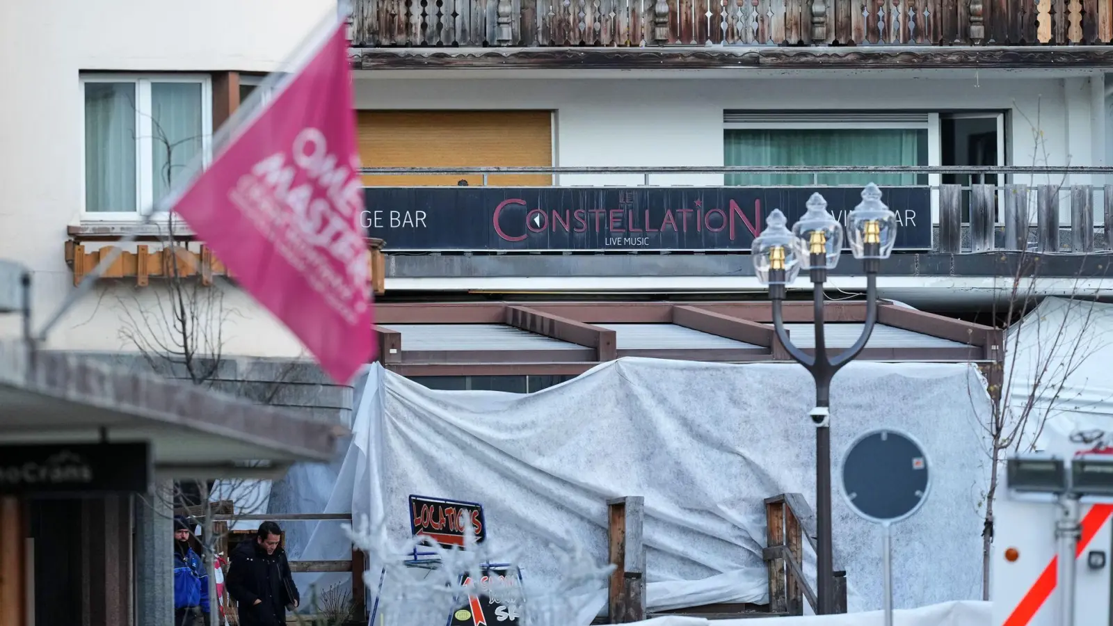 Am Tag danach ist der Unglücksort abgesperrt und abgeschirmt. (Foto: Antonio Calanni/AP/dpa)