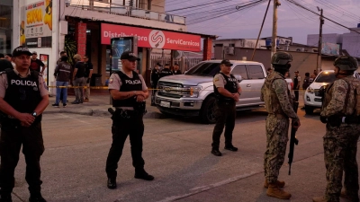 Polizisten bewachen die Leiche des getöteten Fußballspielers Mario Pineida. (Foto: Cesar Munoz/AP/dpa)