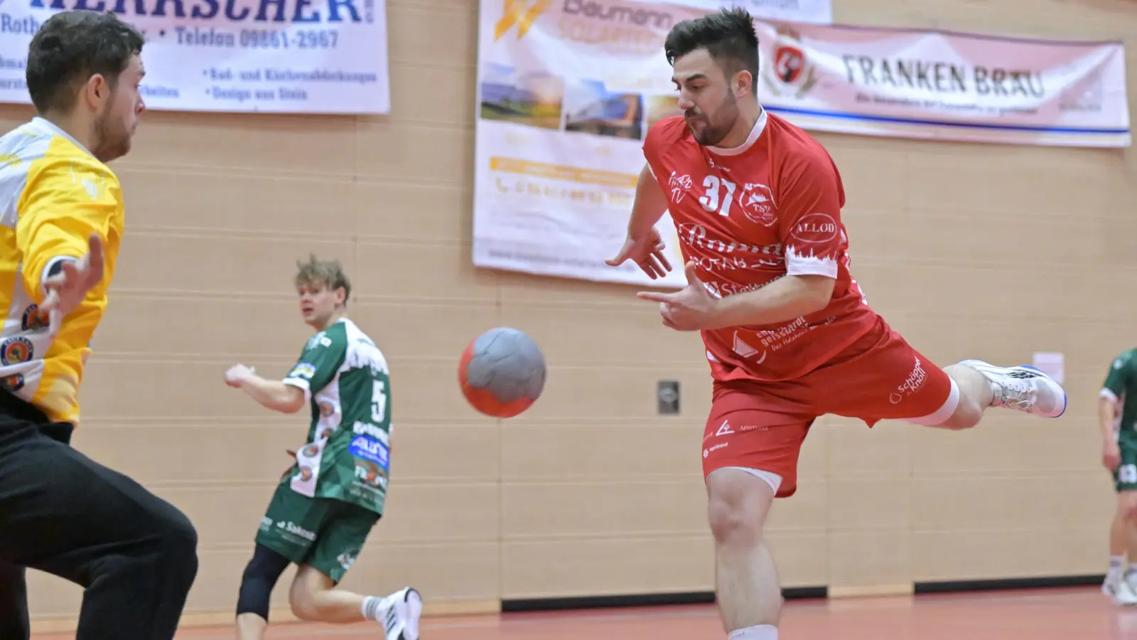 Szrgyan Ilicsin (in Rot, hier gegen Allach) verwandelte zwei Siebenmeter für Rothenburg. (Foto: Martin Rügner)