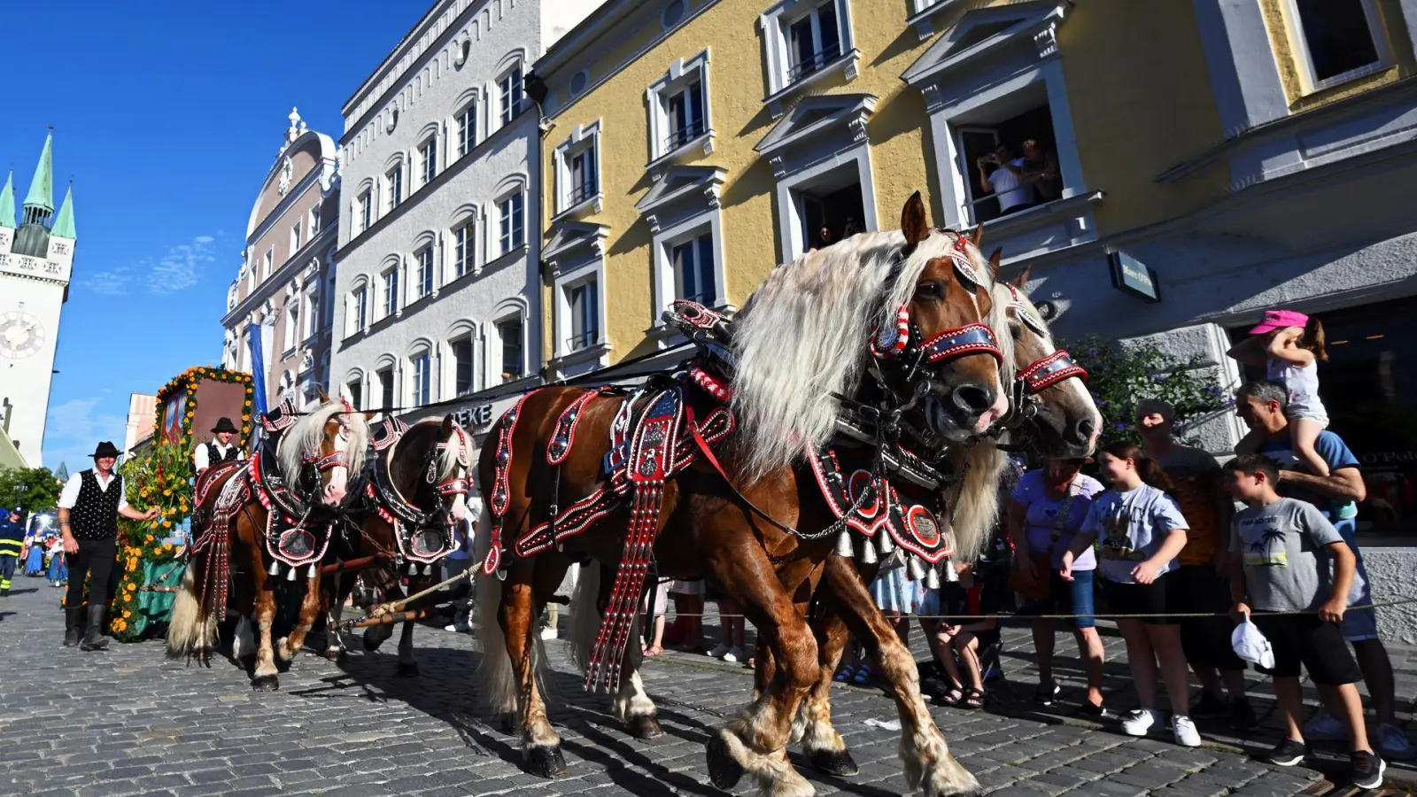 Eine traditionelle Pferdekutsche ist in Straubing in der Innenstadt unterwegs.  (Foto: Armin Weigel/dpa)