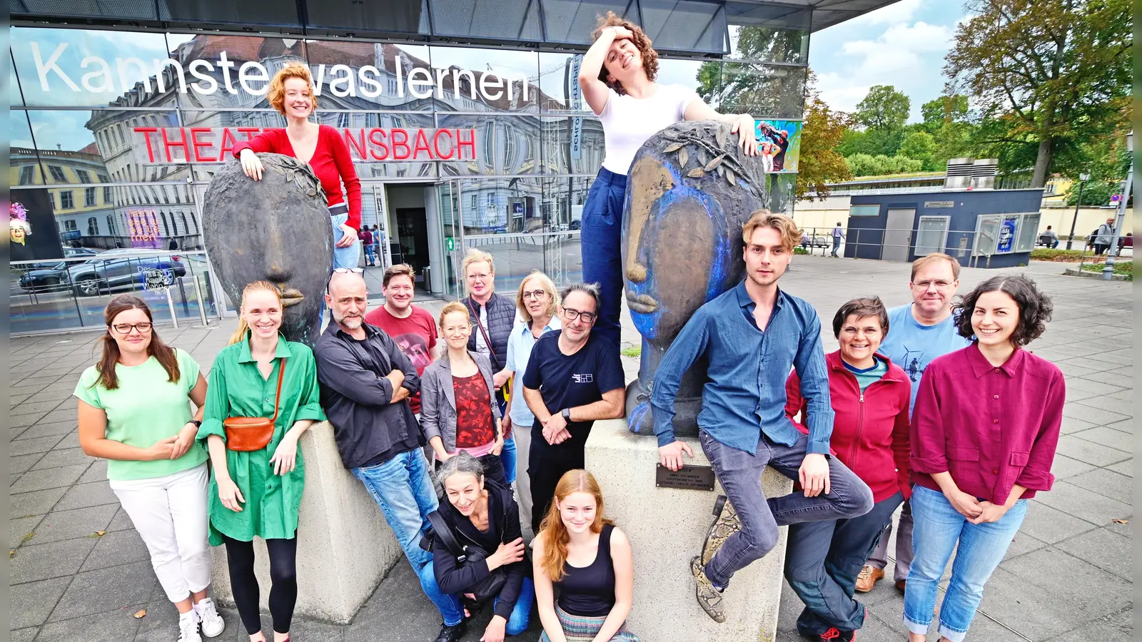 Gute Stimmung nach den Ferien: Mitglieder des Ensembles und der künstlerischen Leitung sowie Mitarbeiterinnen und Mitarbeiter der Verwaltung, Technik und Kostümabteilung freuen sich auf die neue Saison. (Foto: Jim Albright)