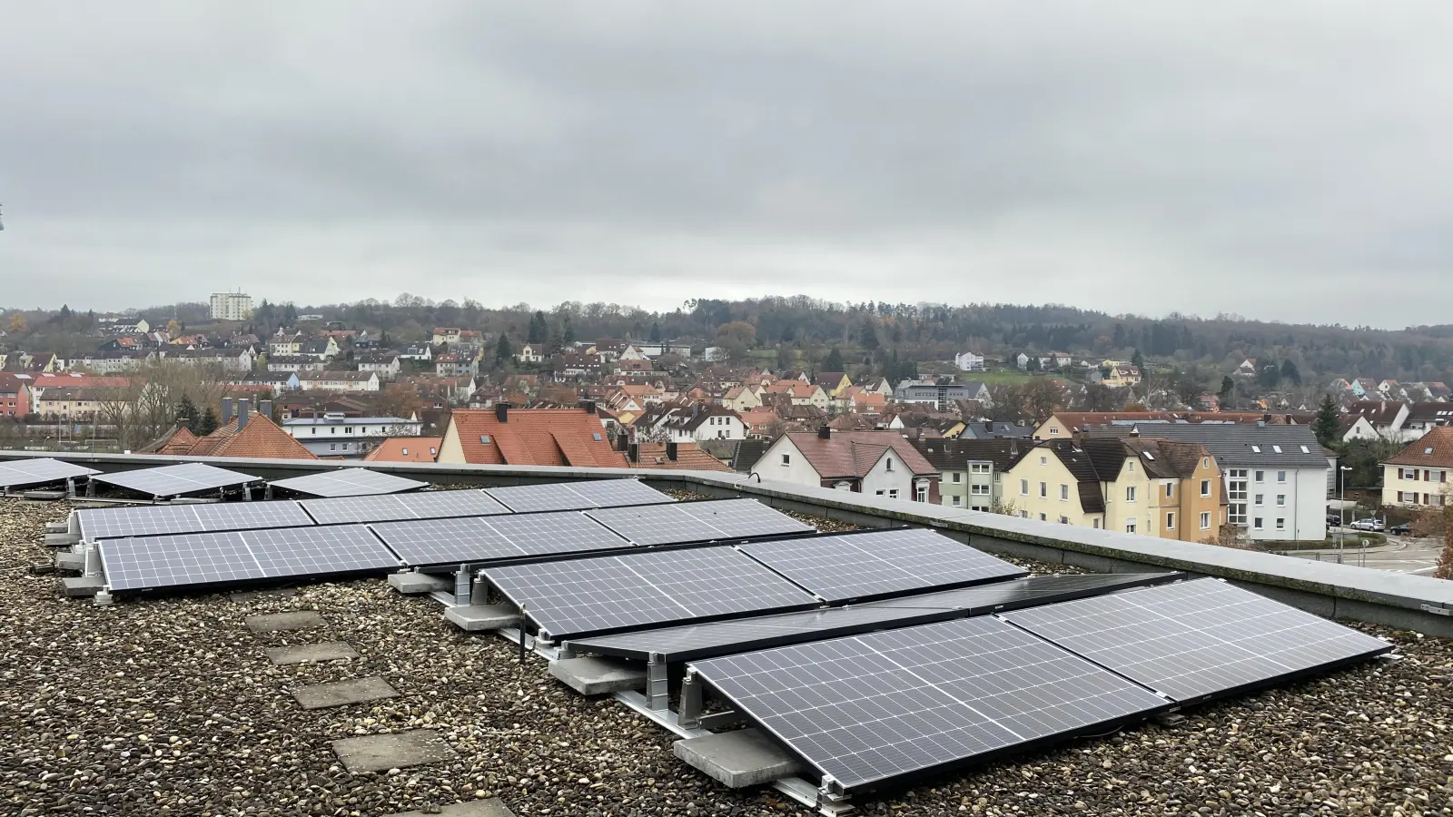 Auch auf manchen Flachdächern, wie hier auf einem des Gebäudes Landratsamts in Ansbach, werden inzwischen Photovoltaikanlagen installiert.  (Foto: Landratsamt Ansbach/Josephine Georgi)