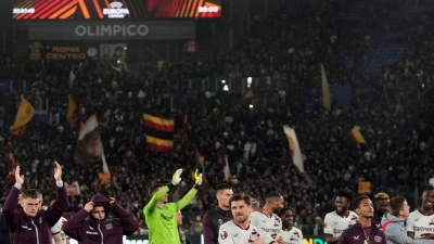 Entschieden ist noch nichts, trotzdem dürfen die Leverkusen-Spieler nach Abpfiff mit den Fans feiern. (Foto: Andrew Medichini/AP)