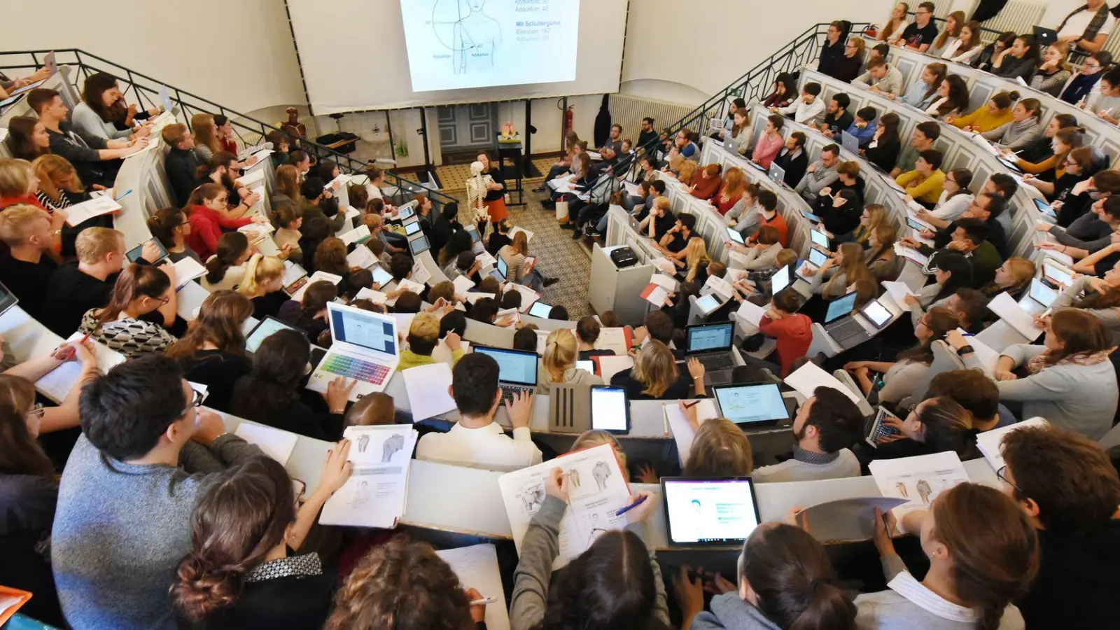 Rund 17 Prozent aller 2,87 Millionen Studierenden in Deutschland kommen laut Statistischem Bundesamt aus dem Ausland. (Archivbild) (Foto: Waltraud Grubitzsch/dpa-Zentralbild/dpa)