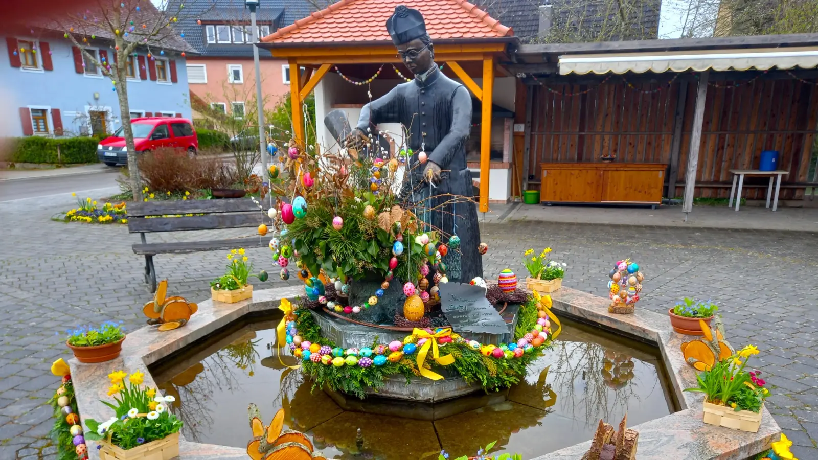 Mitglieder des Dorfvereins „Elbersroth Rundum“ sowie fleißige Helferinnen und Helfer haben den gesamten Dorfplatz samt Brunnen für das Osterfest geschmückt. Laut Dorfverein wurden für die Dekoration insgesamt rund 800 Eier benötigt. Allein den Brunnen zieren nahezu 500 Exemplare.  (Foto: Werner Wenk)
