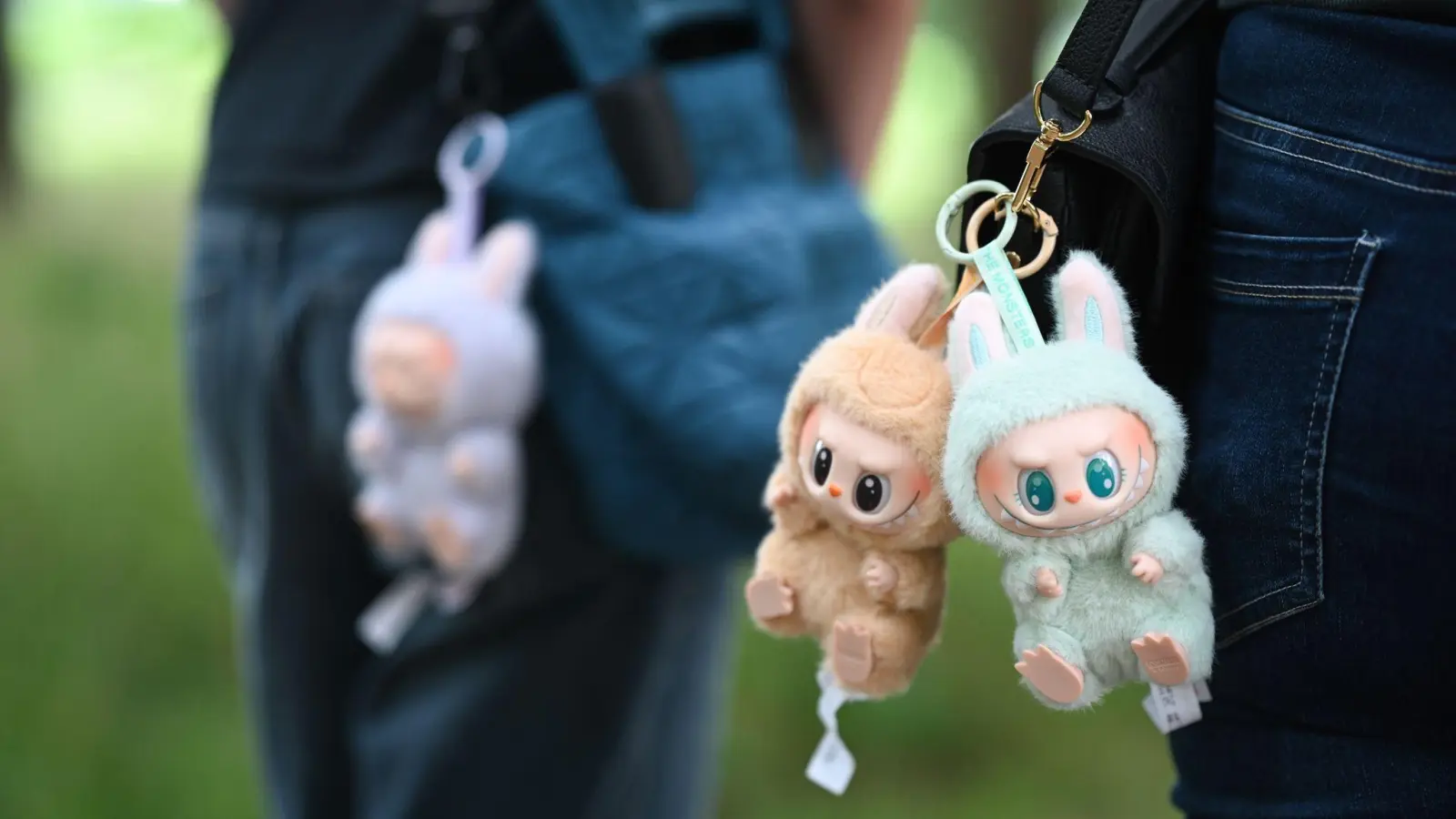 Zwei Frauen tragen Labubu-Anhänger an ihren Umhängetaschen. (Archivbild) (Foto: Lars Penning/dpa)