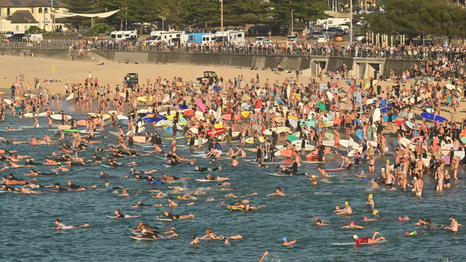 Surfer gedenken am Bondi Beach der Terroropfer.  (Foto: Mick Tsikas/AAP/dpa)