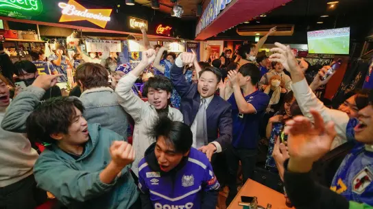 In Japan herrscht nach den Siegen gegen Deutschland und Spanien WM-Euphorie - wie hier in einer Sportsbar in Tokio. (Foto: kyodo/dpa)