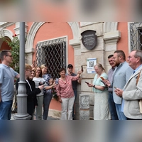 Das neue Projekt „Neustadt an der Aisch erleben” ist jetzt online. Mittels QR-Codes an besonderen Orten können Sehenswürdigkeiten per Smartphone entdeckt werden. Bürgermeister Alexander Müller (Zweiter von rechts) probierte es ebenso aus wie die anderen an diesem Projekt Beteiligten. (Foto: Ute Niephaus )
