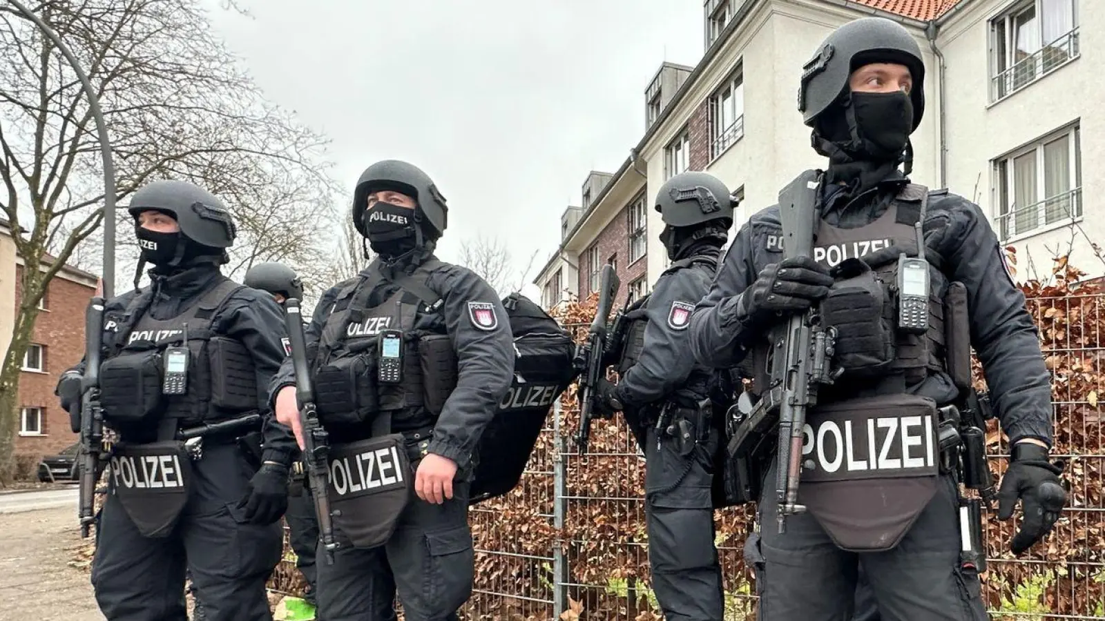 Polizisten stehen in der nähe des Tatorts in Billstedt, an dem zwei Männer durch einen Messerangriff tödlich verletzt worden sind. (Foto: Steven Hutchings/dpa)