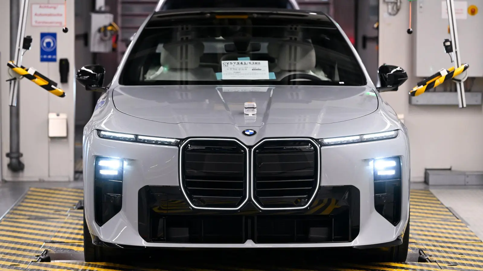 Die neue BMW 7er-Modellreihe wird im Werk Dingolfing gefertigt. (Foto: Sven Hoppe/dpa)