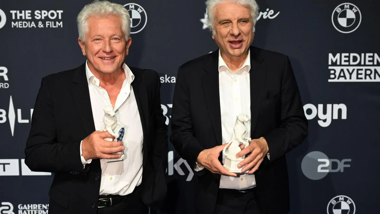 Die beiden Münchner „Tatort“-Ermittler Miroslav Nemec und Udo Wachtveitl haben den Ehrenpreis des Ministerpräsidenten erhalten. (Foto: Felix Hörhager/dpa)
