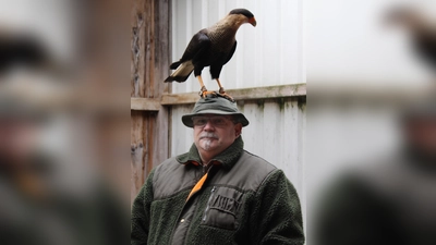 Andreas Ritz von der Greifvogel-Auffangstation Mittelfranken in Diebach hat unter anderem die Schopfkaraka-Dame Inka in seiner Obhut. Sie ist ein südamerikanischer Gänsegeier und sitzt gerne auf dem Hut ihres „Pflegevaters”. (Foto: Kristina Schmidl)