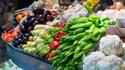 Gemüse wird an einem Stand auf einem Markt in Sevilla angeboten. Die Inflation in der Eurozone hat sich im November deutlich abgeschwächt. (Foto: Eduardo Briones/EUROPA PRESS/dpa)