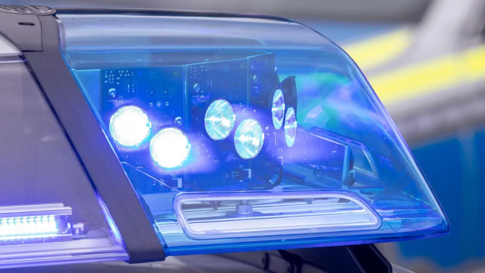 Der Junge kam mit einem Rettungshubschrauber in eine Klinik. (Symbolbild) (Foto: Daniel Karmann/dpa)