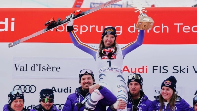 Kira Weidle-Winkelmann lässt sich für Rang zwei in der Abfahrt feiern. (Foto: Pier Marco Tacca/AP/dpa)