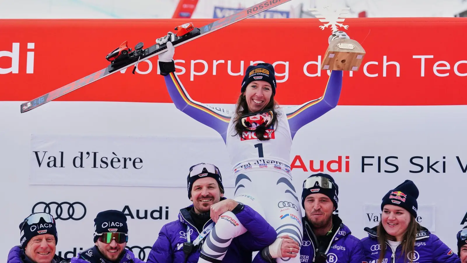 Kira Weidle-Winkelmann lässt sich für Rang zwei in der Abfahrt feiern. (Foto: Pier Marco Tacca/AP/dpa)