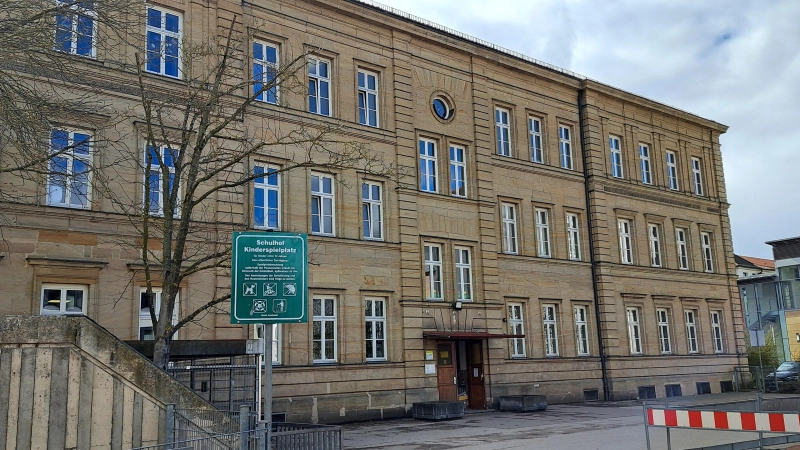 An der Karolinenschule fehlt sogar der Raum für eine Mittagsbetreuung. Hier müssen die Kinder in den Angletsaal am Karlsplatz umziehen. (Foto: Florian Schwab)