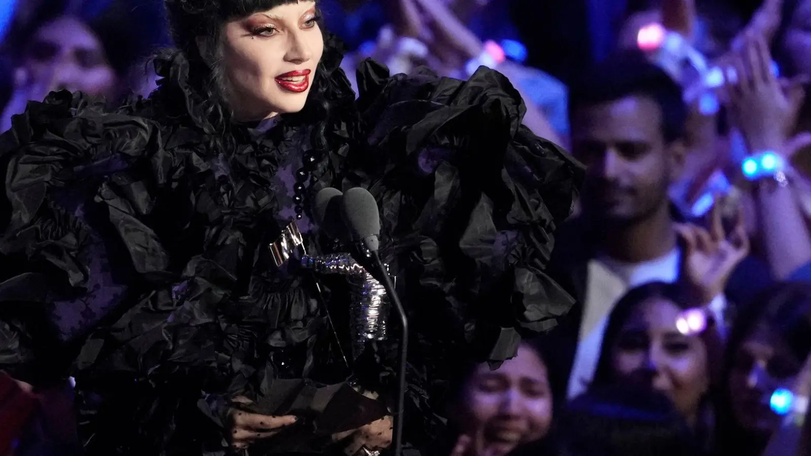 Für Lady Gaga war es ein aufregender Abend: Sie bekam mehrere Preise - und trat danach noch bei einem Konzert auf.  (Foto: Charles Sykes/Invision/AP/dpa)