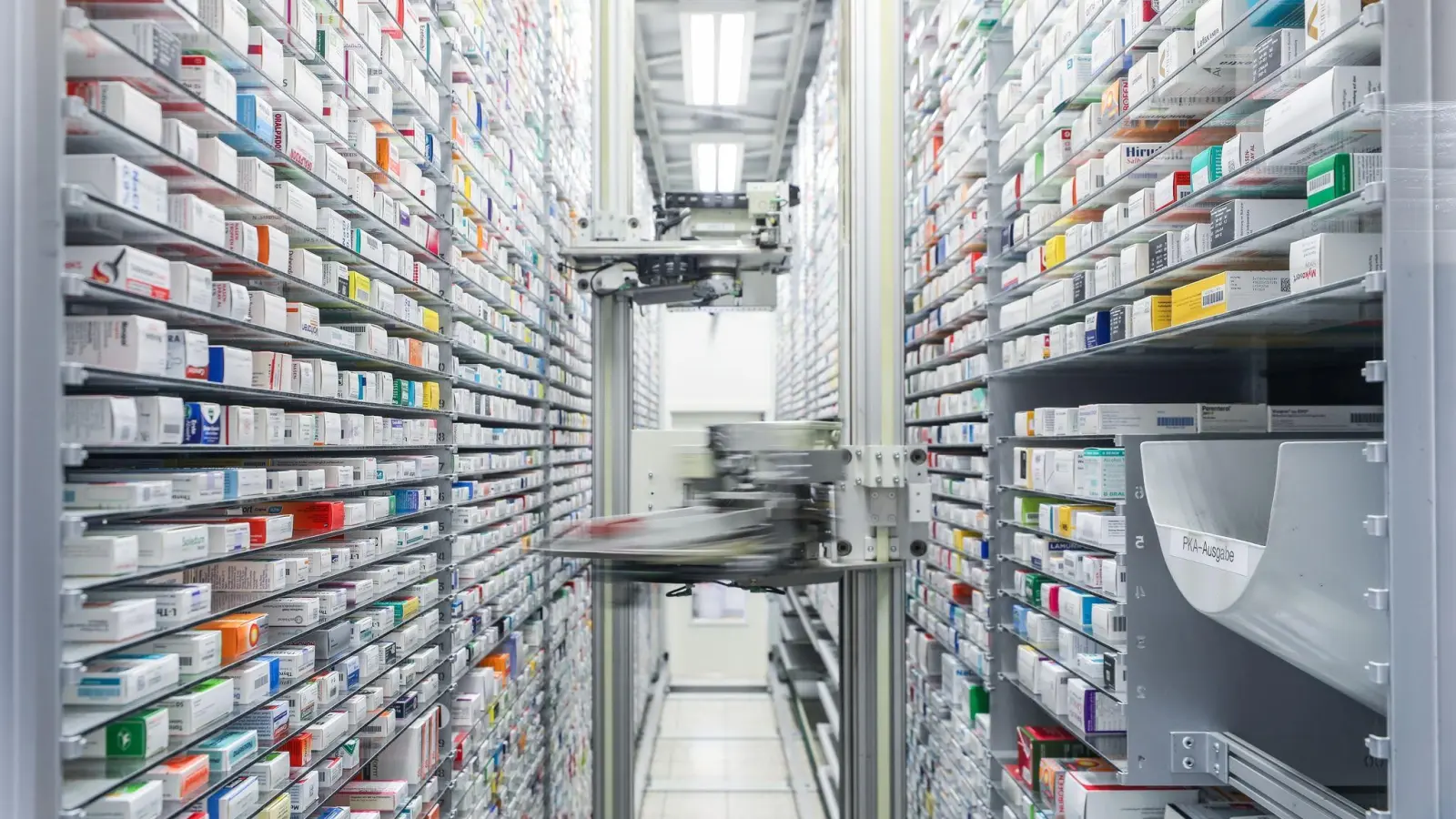Blick in das automatisierte Medikamentenlager einer Apotheke. (Foto: Jan Woitas/dpa-Zentralbild/dpa)