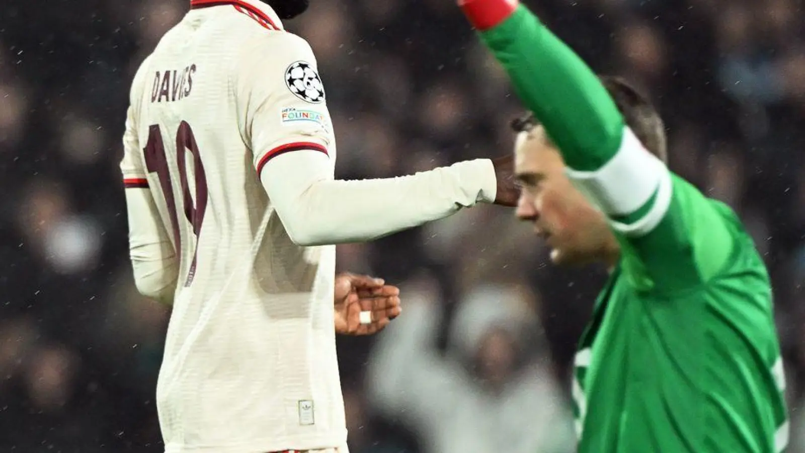 Typische Geste von Manuel Neuer (r.) bei einem Gegentor. (Foto: Federico Gambarini/dpa)