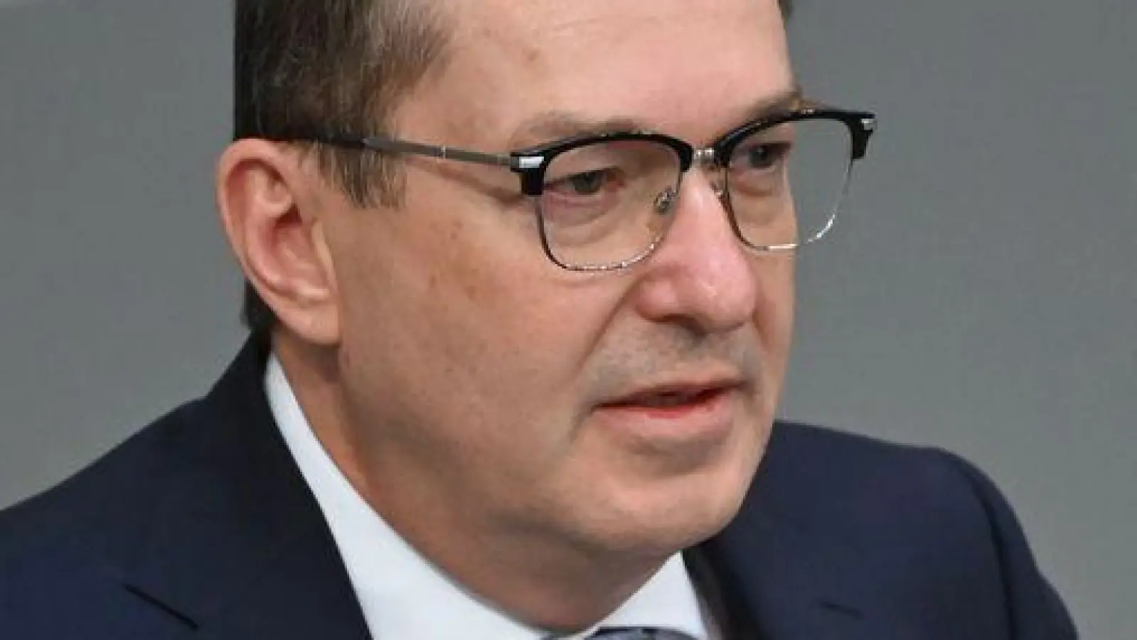 Die Grünen warfen Bundesinnenminister Alexander Dobrindt (CSU) in der Debatte vor, er imitiere mit seiner Betonung der Probleme der „illegalen Migration“ die AfD. (Foto: Katharina Kausche/dpa)