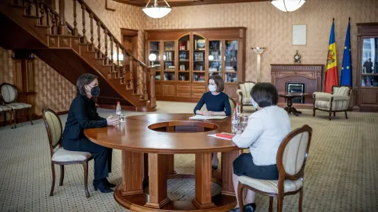 Außenministerin Annalena Baerbock (l.) spricht in Chisinau mit Maia Sandu (M), der Präsidentin der Republik Moldau und Natalia Gavrilita (r), der Ministerpräsidentin aus Moldau. (Foto: Michael Kappeler/dpa)