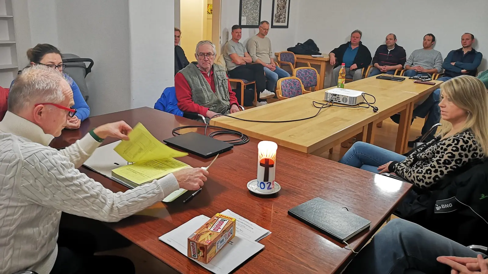 In Adelshofen tagte der Wahlausschuss unter dem Vorsitz von Bürgermeister Johannes Schneider (links), der bei dem Votum nicht mehr antritt und stellvertretender Gemeindewahlleiter ist. Als Zuhörer anwesend waren mehrere Gemeinderatsmitglieder, darunter Bürgermeisterkandidat Kristof Matthes (ganz hinten, Zweiter von rechts). Auch dessen AfD-Konkurrent Stefan Bininda (rechts neben der Tür) war im Raum. (Foto: Jürgen Binder)