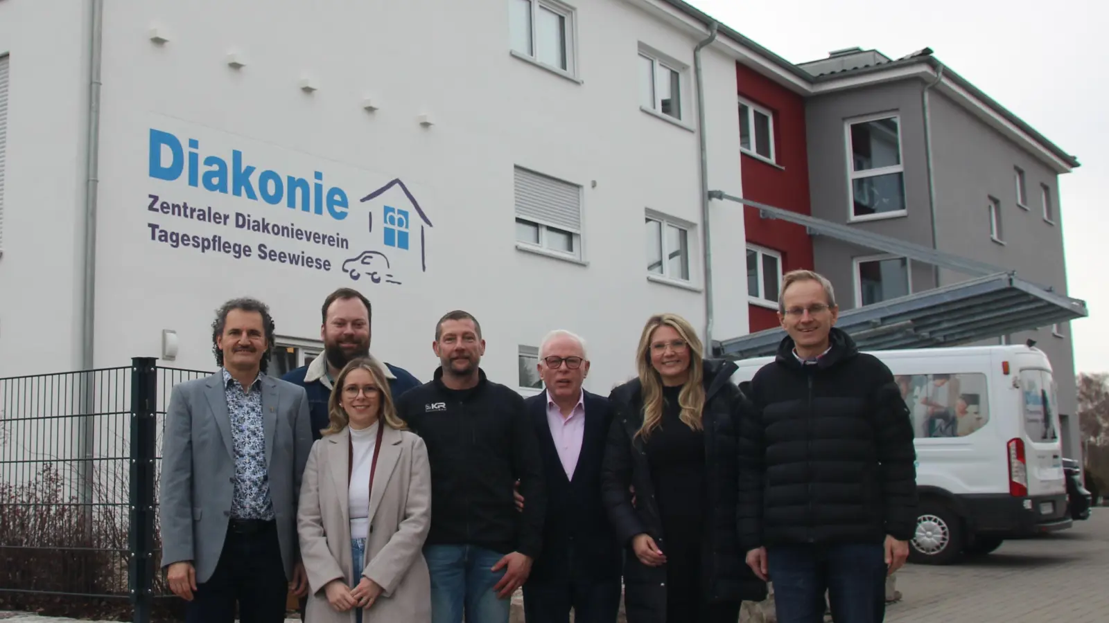 Die Tagespflege „Seewiese” in Wörnitz dient als Vorbild für das Projekt in Oberdachstetten. Realisieren wollen es (von links) Bernhard Haager, Joël Fischer, Lisa Krämer, Reiner Krämer, Helmut Hötzl, Jeanett Baß und Bürgermeister Martin Assum. (Foto: Robert Maurer)