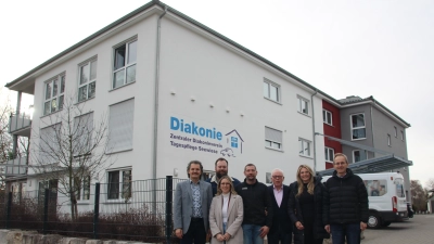 Die Tagespflege „Seewiese” in Wörnitz dient als Vorbild für das Projekt in Oberdachstetten. Realisieren wollen es (von links) Bernhard Haager, Joël Fischer, Lisa Krämer, Reiner Krämer, Helmut Hötzl, Jeanett Baß und Bürgermeister Martin Assum. (Foto: Robert Maurer)