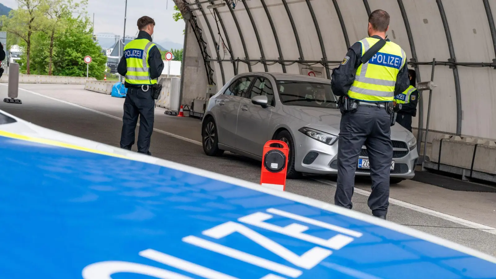 Bundesinnenminister Alexander Dobrindt (CSU) hatte kurz nach dem Antritt der neuen Bundesregierung Anfang Mai intensivere Grenzkontrollen verfügt. (Archivbild) (Foto: Peter Kneffel/dpa)
