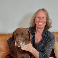 Hartmut Felbinger (hier mit Hund auf dem Sofa) spielte als Komparse bei „The Uprising” mit. Auf der Leinwand suchte er sich allerdings vergebens.  (Foto: Marius Felbinger)