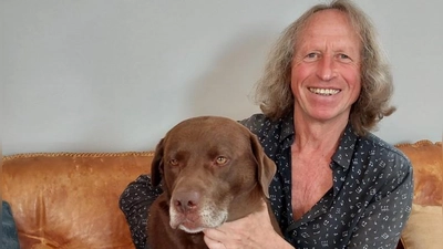 Hartmut Felbinger (hier mit Hund auf dem Sofa) spielte als Komparse bei „The Uprising” mit. Auf der Leinwand suchte er sich allerdings vergebens.  (Foto: Marius Felbinger)