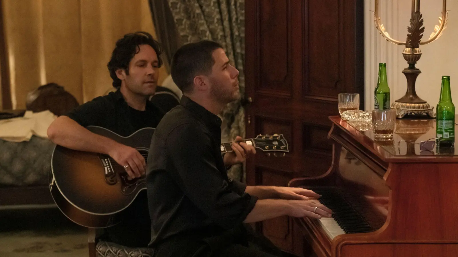 Paul Rudd als Rick und Nick Jonas als Danny in einer Szene des Films „Power Ballad - Der Song meines Lebens”. (Foto: David Cleary/Leonine/dpa)