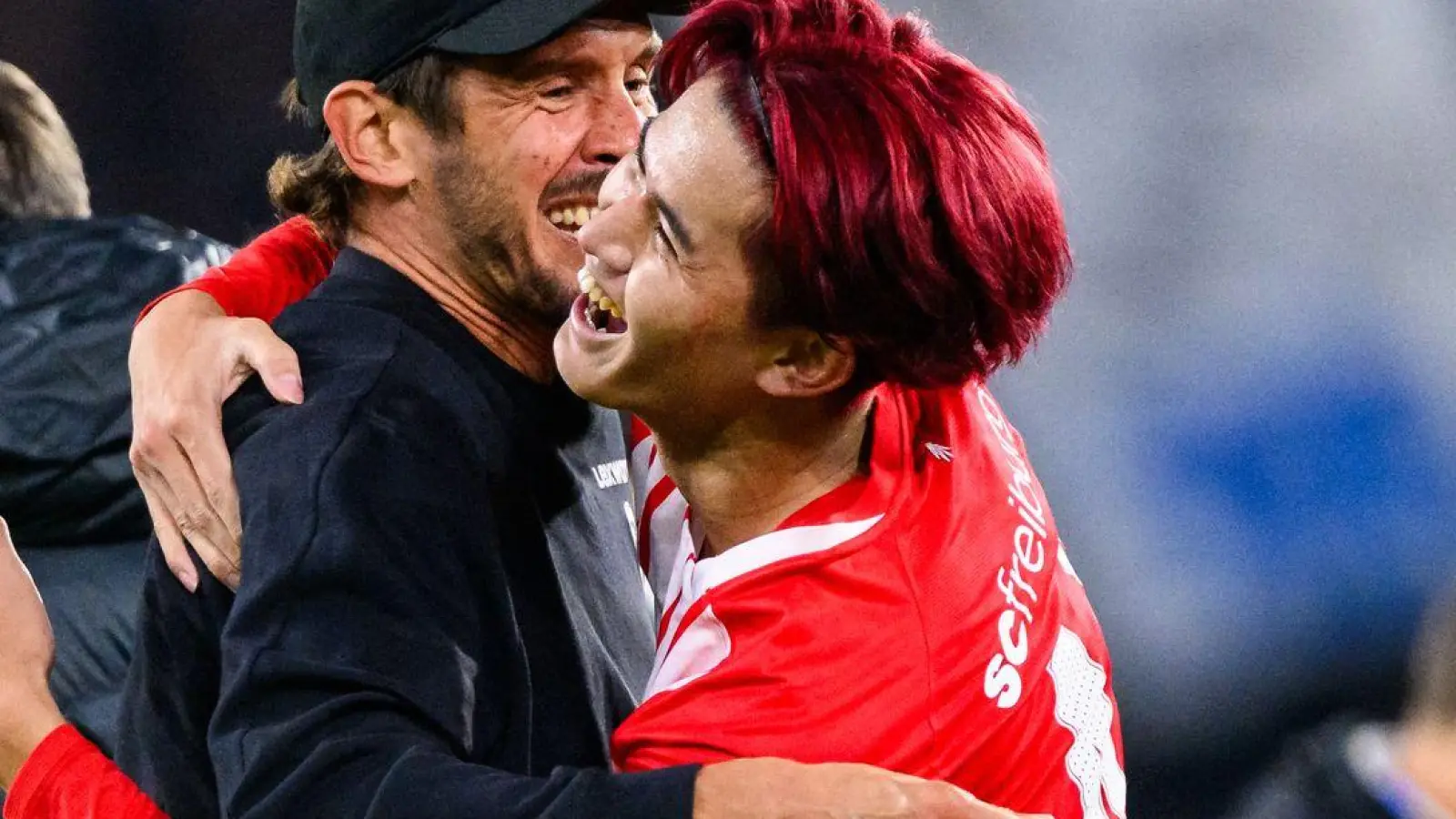 Trainer Julian Schuster und Siegtorschütze Keisuke Goto jubeln gemeinsam. (Foto: Tom Weller/dpa)