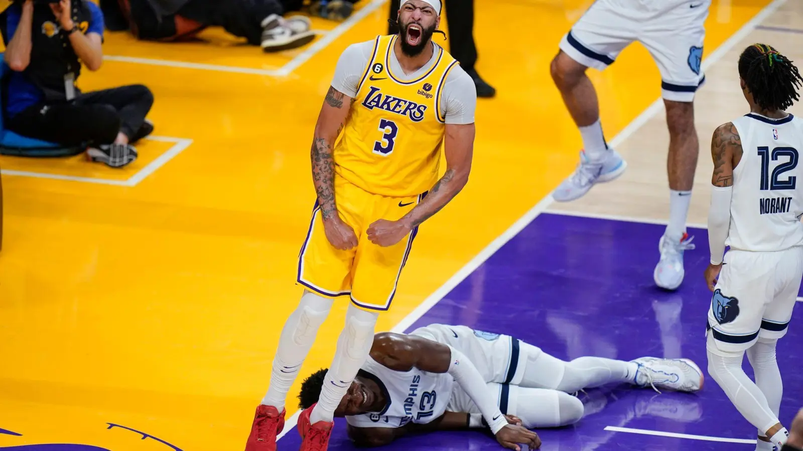 Die Lakers um Anthony Davis (l) erreichten die nächste Runde. (Foto: Jae C. Hong/AP/dpa)