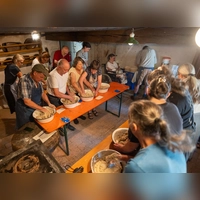 Begeistert machten sich alle Teilnehmerinnen und Teilnehmer ans Teigkneten. (Foto: Mirko Fryska)