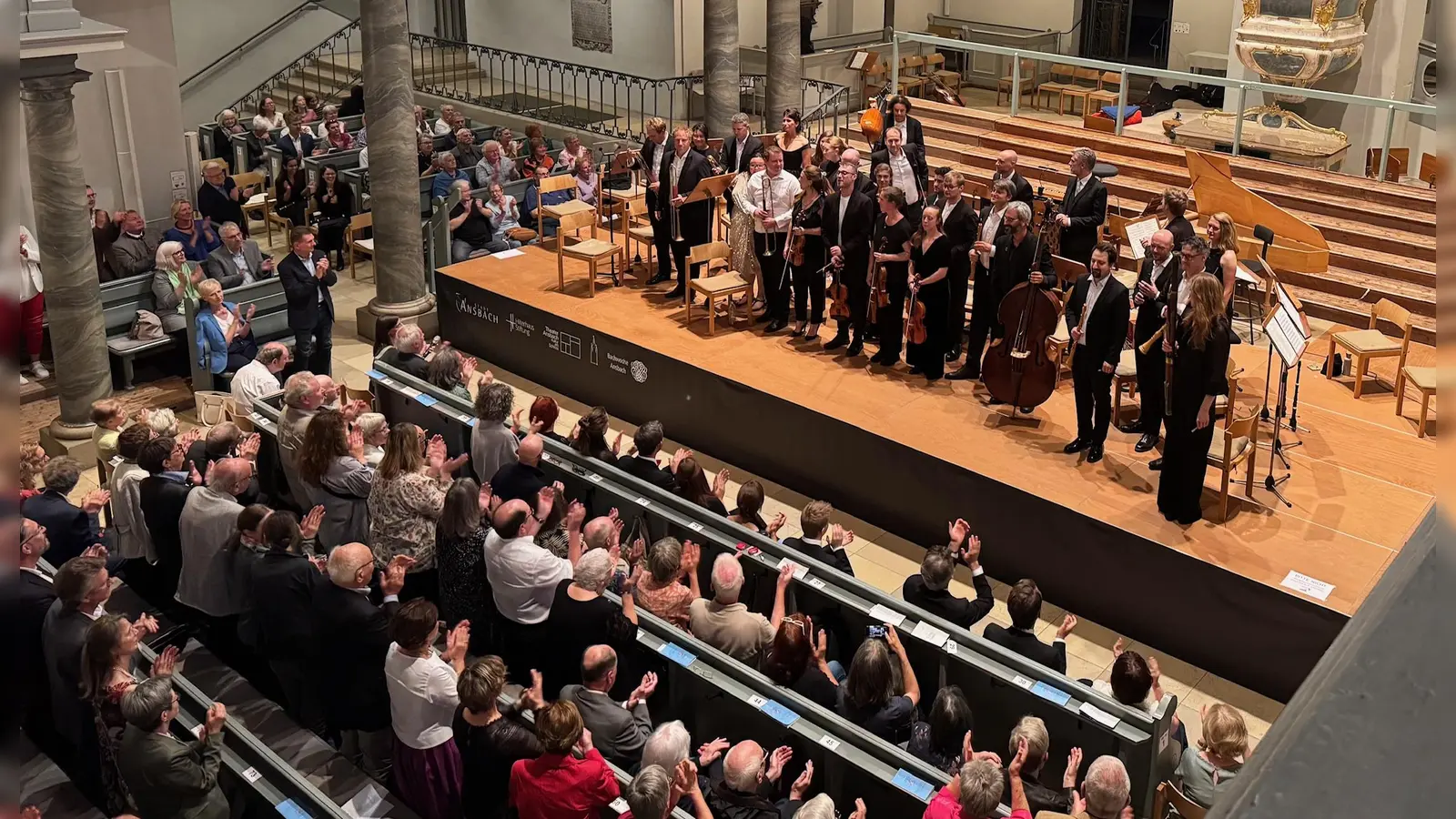 Begeisterter Applaus bei einem Konzert mit dem englischen Ensemble Solomon&#39;s Knot: Während die vorderen Reihen dicht besetzt waren, blieben viele günstige Plätze im hinteren Bereich der Gumbertuskirche leer.  (Foto: Lara Hausleitner)