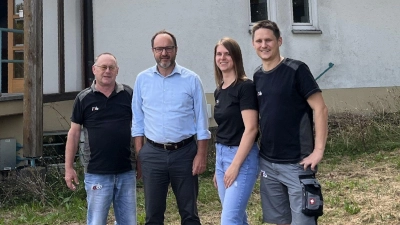 Zu dem Firmen-Anwesen in Dombühl gehört auch ein Bürogebäude. Dort traf Bürgermeister Jürgen Geier sich mit dem Leitungsteam des Elektrotechnik-Unternehmens aus Eckartsweiler, Hans Raab (links) sowie Jasmin Raab und Johannes Raab. (Foto: Gemeinde Dombühl)