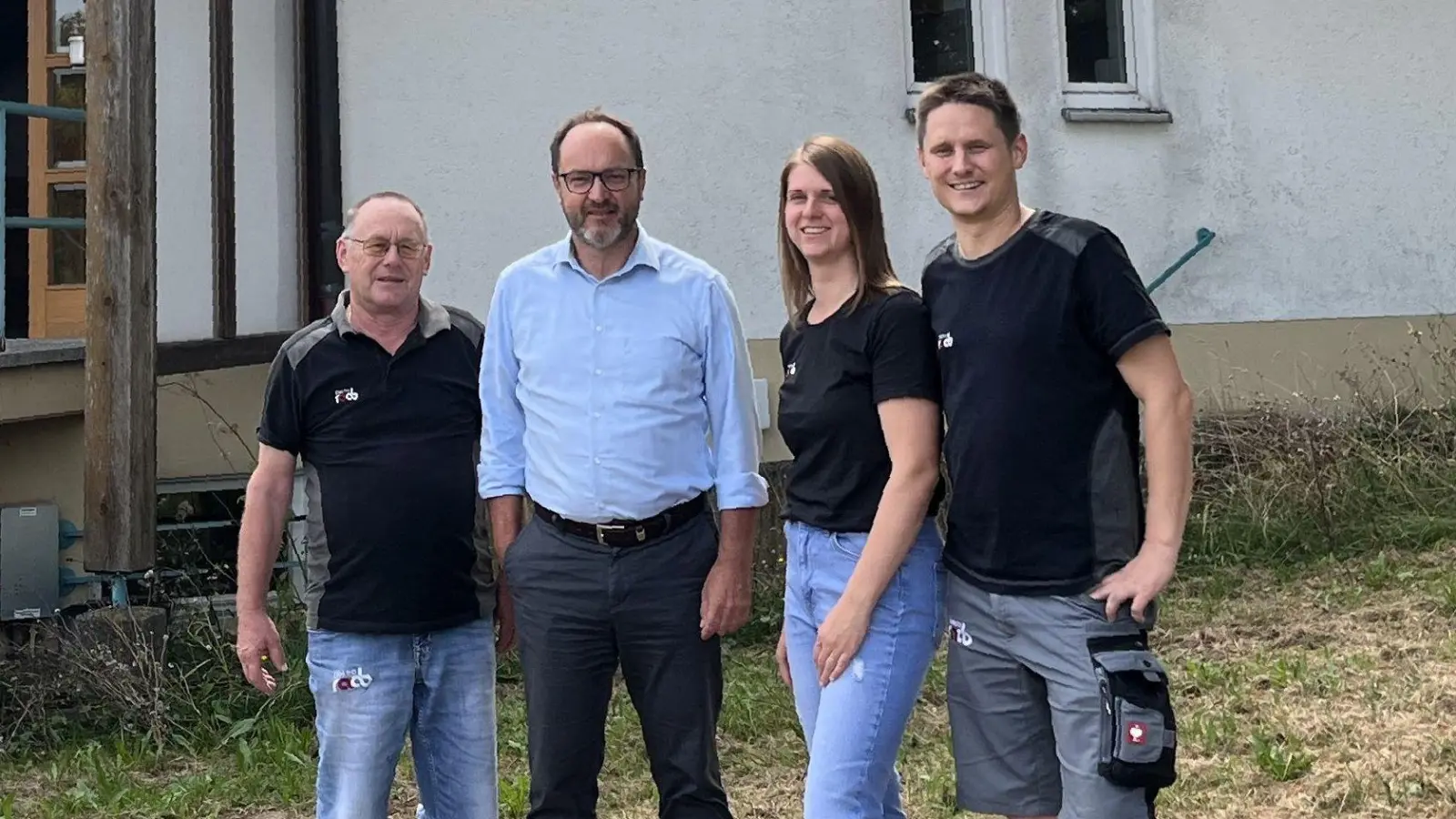 Zu dem Firmen-Anwesen in Dombühl gehört auch ein Bürogebäude. Dort traf Bürgermeister Jürgen Geier sich mit dem Leitungsteam des Elektrotechnik-Unternehmens aus Eckartsweiler, Hans Raab (links) sowie Jasmin Raab und Johannes Raab. (Foto: Gemeinde Dombühl)