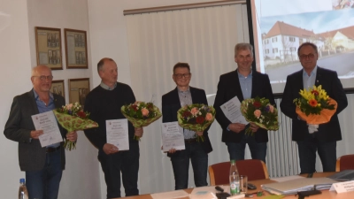 Bürgermeister Wolfgang Schmidt (rechts) verabschiedete seinen dritten Bürgermeister Reinhold Helm sowie die Gemeinderäte Dr. Charly Masanetz, Jürgen Binder und Gerhard Körner (weiter von rechts). (Foto: Anita Dlugoß)