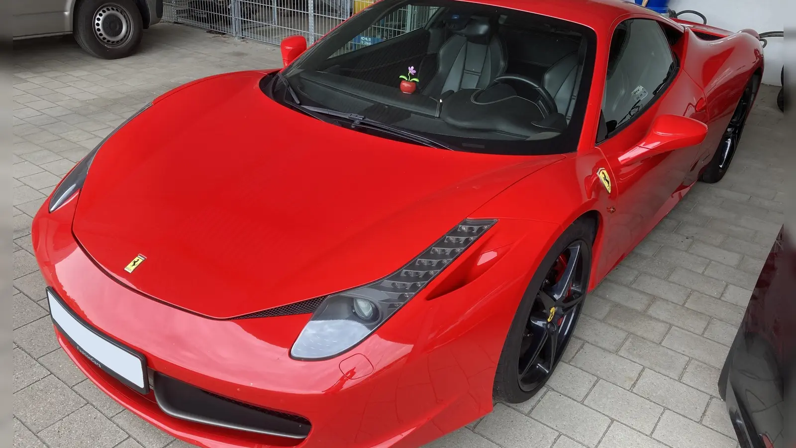 Wegen mehrerer Auffälligkeiten stellte die Verkehrsinspektion Ansbach diesen Ferrari F458 Italia zunächst sicher.  (Foto: Verkehrsinspektion Ansbach)