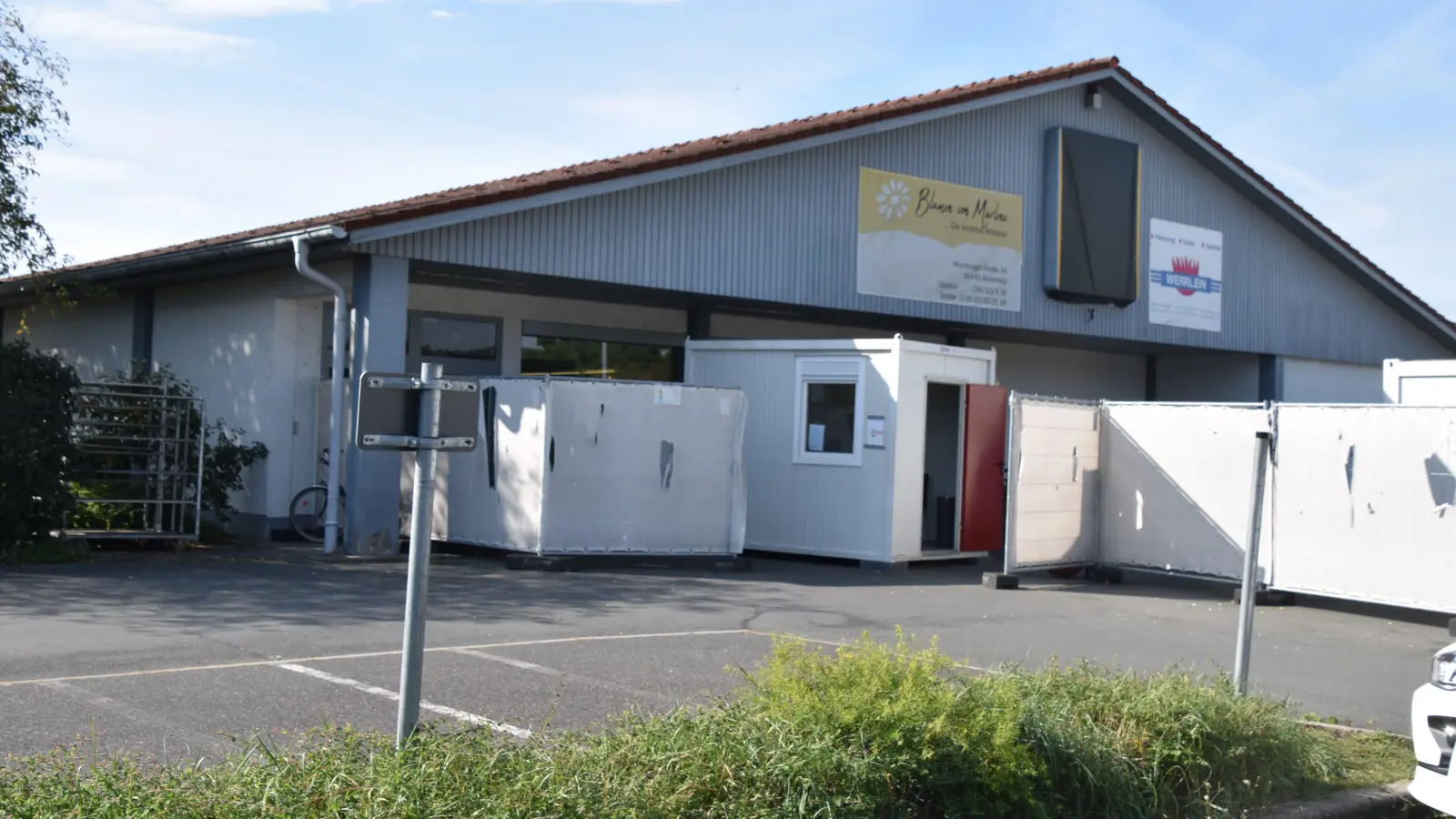 Der Eingang zur Scheinfelder Notunterkunft, die in einem ehemaligen Discount-Markt untergebracht ist. (Foto: A. Reum)