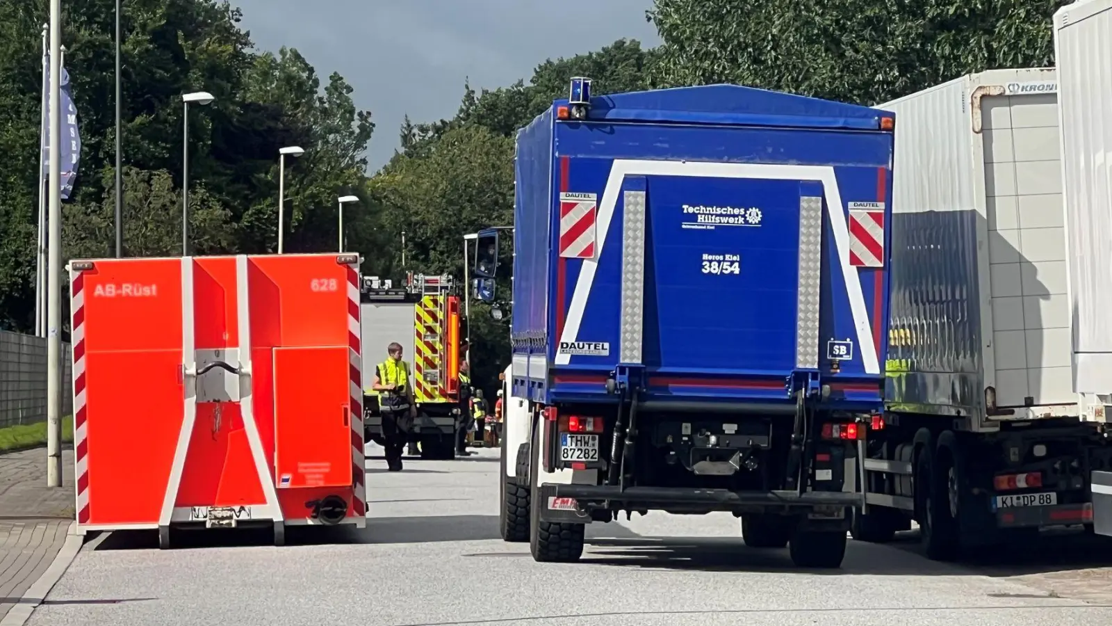 Die Bergungsarbeiten dauern mehrere Stunden nach dem Unfall in einem Kieler Gewerbegebiet an. (Foto: André Klohn/dpa)