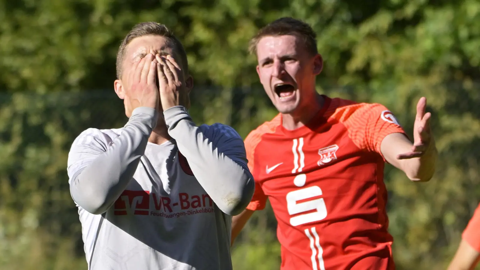 Auf engstem Raum treffen beim Fußball oft die unterschiedlichsten Emotionen aufeinander. Hier exemplarisch vorgeführt von Jonas Launer (Spfr Dinkesbühl, rechts) und Daniel Holzmann (SC Aufkirchen, links).  (Foto: Martin Rügner)