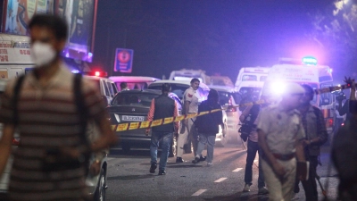 Polizisten sichern das Gelände nach einer Autoexplosion in der Nähe des historischen Roten Forts.  (Foto: Uncredited/AP/dpa)