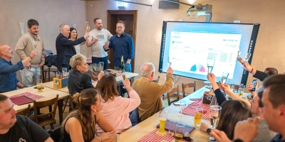 Beste Stimmung herrschte bei der Neustädter CSU-Wahlparty am Sonntagabend, nachdem Alexander Müller (stehend, blaues Hemd) als Führender in die Stichwahl geht.  (Foto: Mirko Fryska)